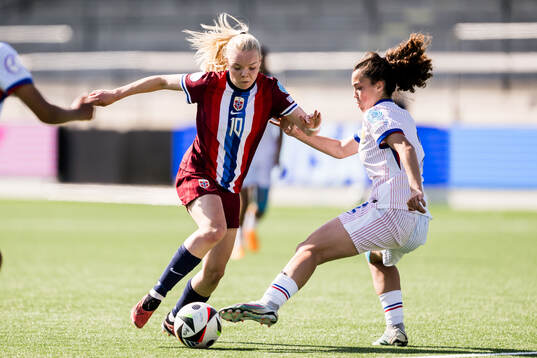 Anny Kerim-Lindland of Norway and Maelle Richelandet of