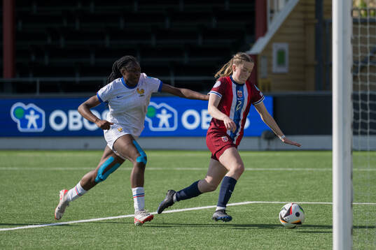 Rachael Abedini of France and Ina Raaum Andreassen of Norway