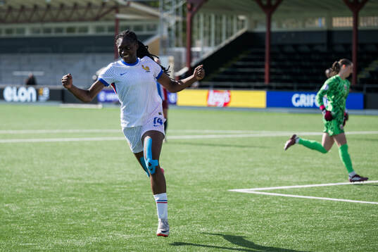 Rachael Abedini of France celebrates