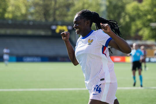 Rachael Abedini of France celebrates