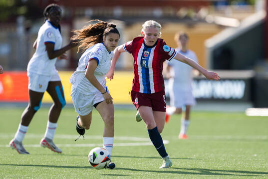 Léa Sylejmani of France and Linnea Holmesveen Moen of