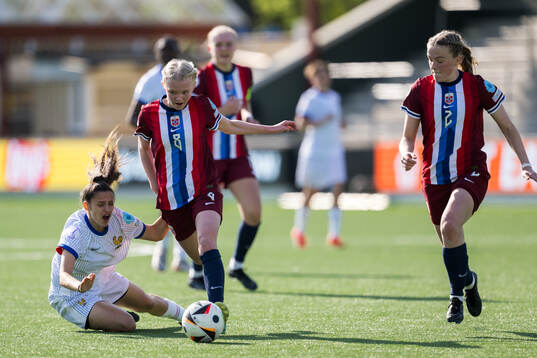 Léa Sylejmani of France and Linnea Holmesveen Moen of