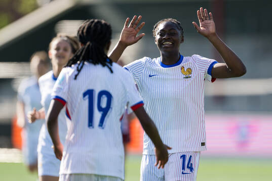 Rachael Abedini of France celebrates