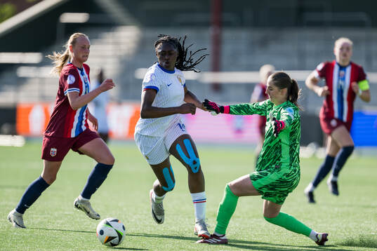 Rachael Abedini of France and Hanna Krog of Norway