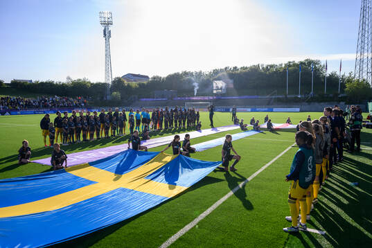 Players of of Sweden and of England
