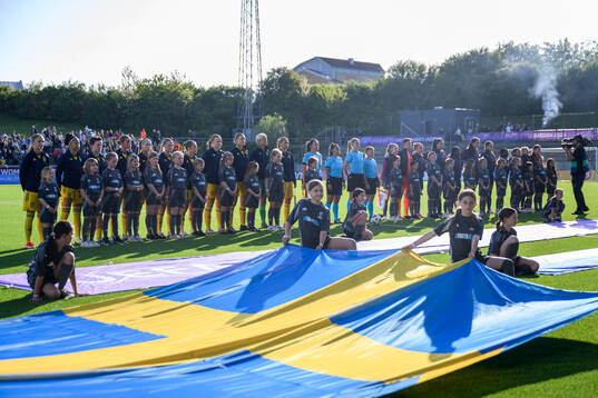 Players of of Sweden and of England