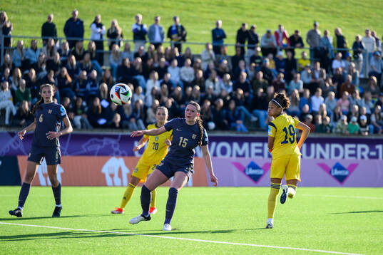 Felicia Schröder of Sweden scores 1-1