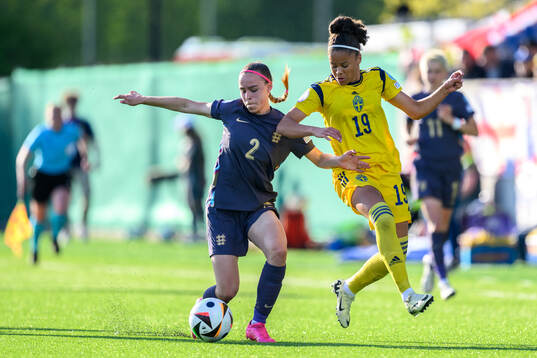 Nelly Las of England and Felicia Schröder of Sweden