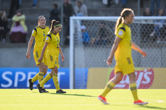 Fabienne Bartholdson and Augusta Priks of Sweden looks