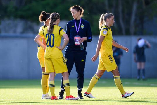 Head coach Lovisa Delby in talks with Felicia Schröder and