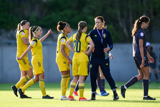 Head coach Lovisa Delby with Felicia Schröder and Nova