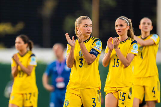Alice Broman and Carmen Cernjul of Sweden looks dejected