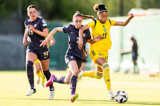 Nelly Las of England and Felicia Schröder of Sweden
