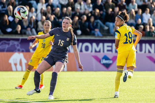 Felicia Schröder of Sweden scores the 1-1 goal