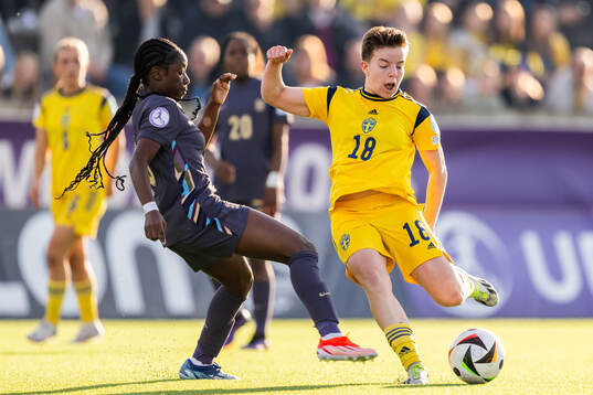 Omotara Junaid of England and Isabelle Goldmann of Sweden