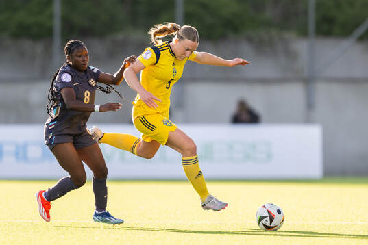 Omotara Junaid of England and Thindra Mattsson of Sweden