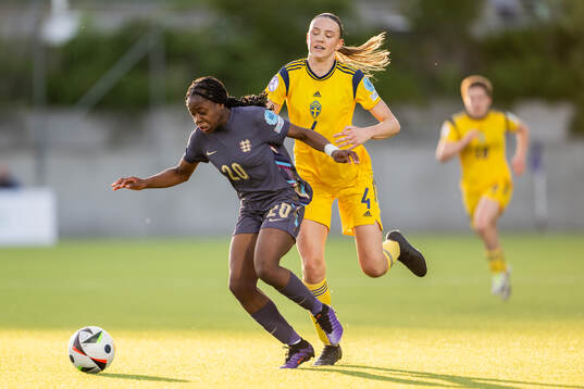 Jane Oboavwoduo of England and Fabienne Bartholdson of