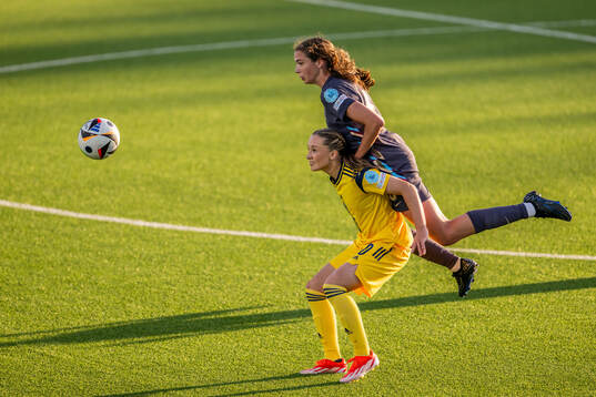 Nova Rolfsson of Sweden and Cecily Wellesley-Smith of
