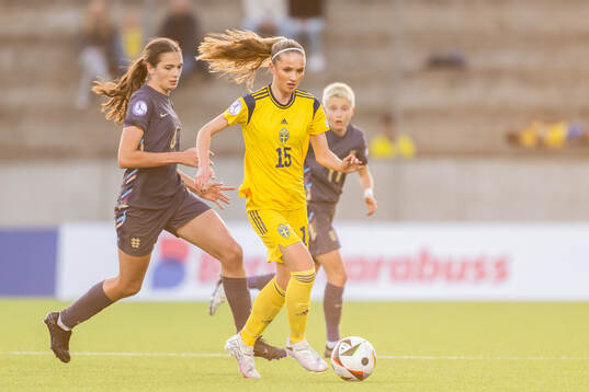 Carmen Cernjul of Sweden and Cecily Wellesley-Smith of