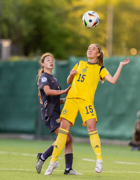 Nelly Las of England and Carmen Cernjul of Sweden