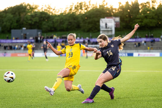 Maja Nilsson of Sweden and Emily Cassap of England
