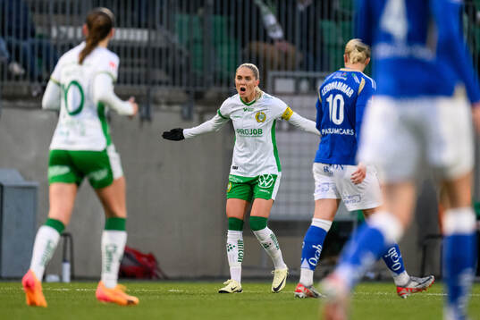 Hammarbys Alice Carlsson reagerar mot domaren
