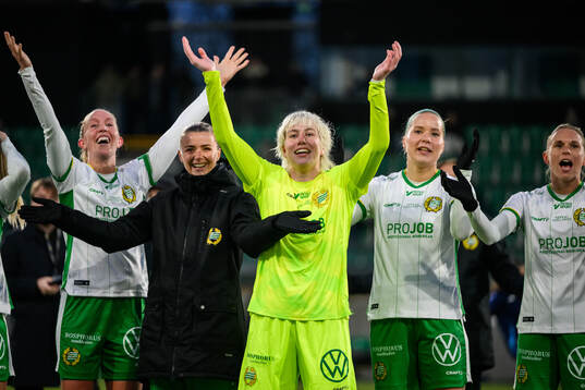 Hammarbys målvakt Moa Edrud jublar
