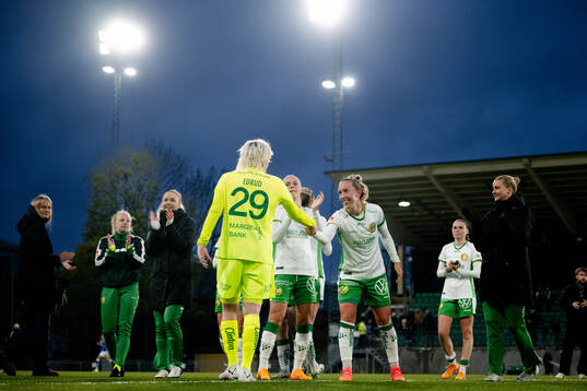 Hammarbys målvakt Moa Edrud och Julia Roddar jublar