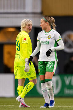 Hammarbys målvakt Moa Edrud och Eva Nyström
