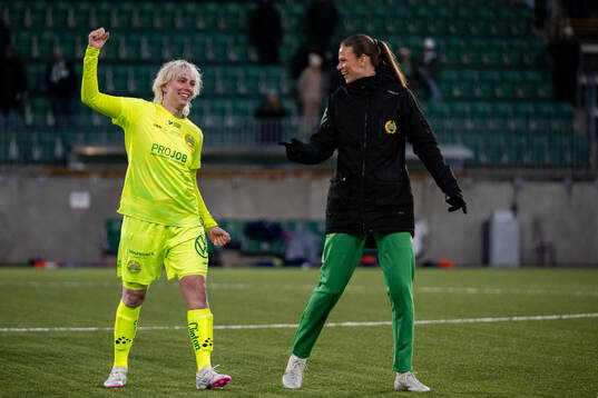 Hammarby målvakt Moa Edrud jublar