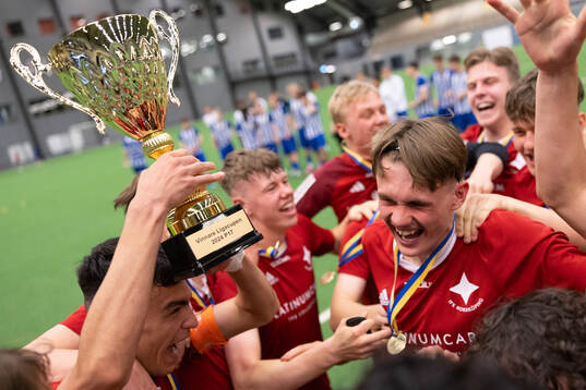 IFK Norrköpings spelare jublar med pokalen