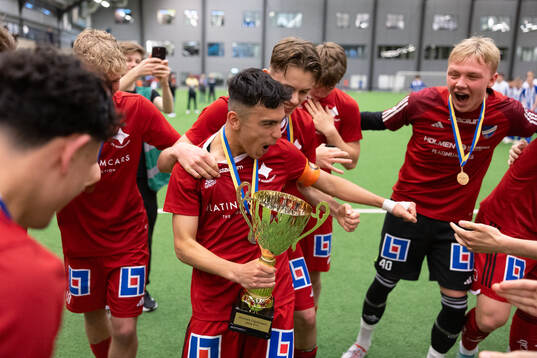 IFK Norrköpings spelare jublar med pokalen