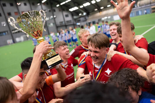 IFK Norrköpings spelare jublar med pokalen