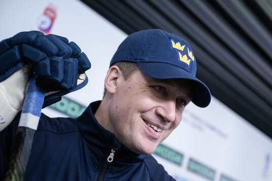 Head coach Sam Hallam of Sweden