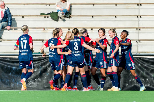 FC Rosengårds Momoko Tanikawa jublar med lagkamrater