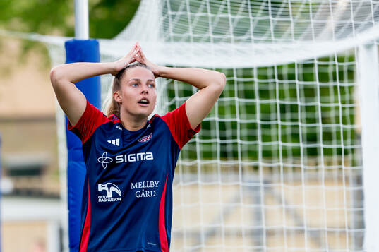 FC Rosengårds Olivia Holdt deppar