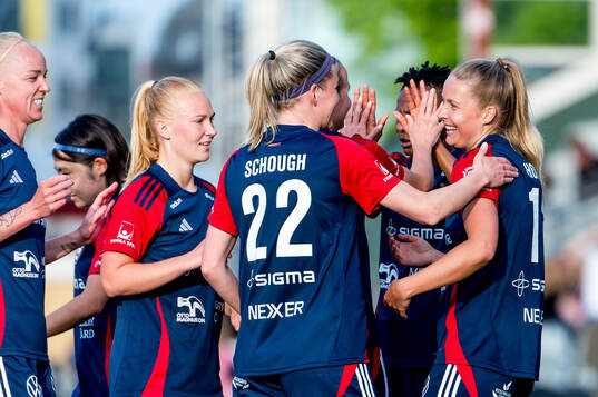 FC Rosengårds Olivia Holdt jublar med lagkamrater