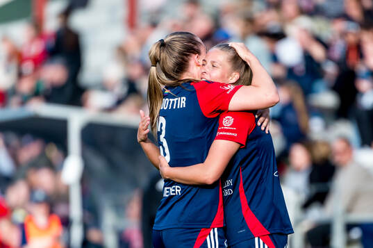 FC Rosengårds Gudrun Arnardottir och Olivia Holdt  jublar