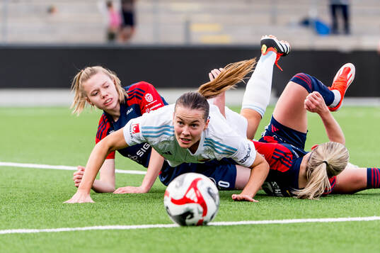 Djurgårdens Ina Vårhus mot FC Rosengårds Bea Sprung och
