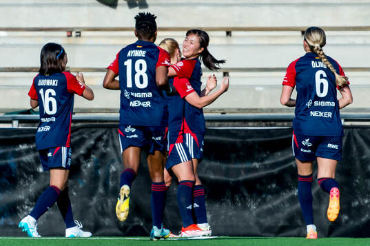 FC Rosengårds Momoko Tanikawa jublar med lagkamraterna