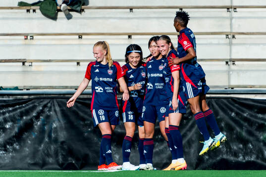 FC Rosengårds Momoko Tanikawa jublar med lagkamraterna