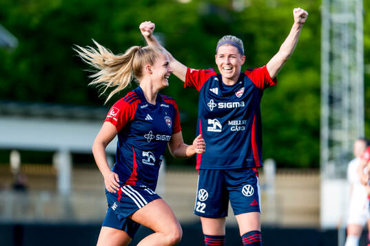 FC Rosengårds Olivia Holdt och Olivia Schough jublar