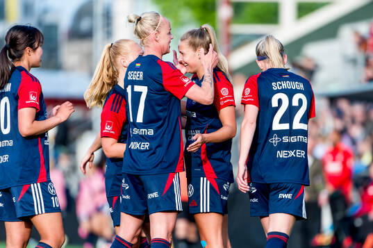 FC Rosengårds Olivia Holdt jublar med lagkamraterna