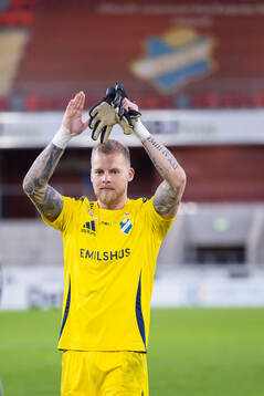 Östers målvakt Robin Wallinder jublar
