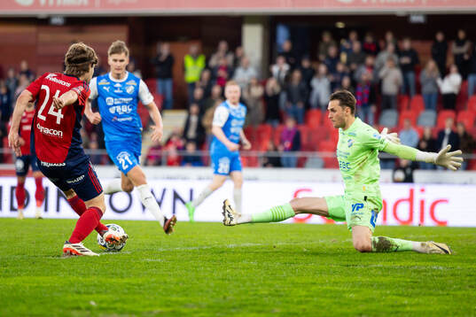 Östers Theodor Johansson och IK Oddevolds målvakt Oscar