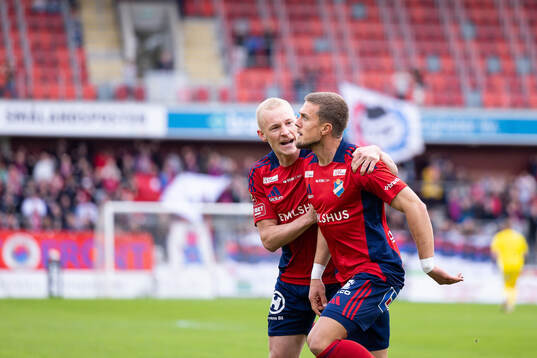 Östers Adam Bergmark Wiberg och Ivan Kricak jublar