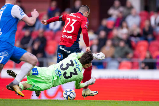 Östers Vladimir Rodic och IK Oddevolds målvakt Oscar Ekman
