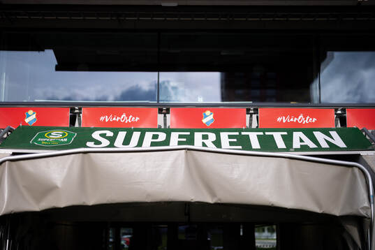 Skylt med Superettan över spelargången
