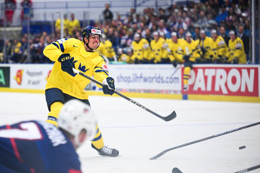 Joel Eriksson Ek of Sweden scores the 1-0 goal