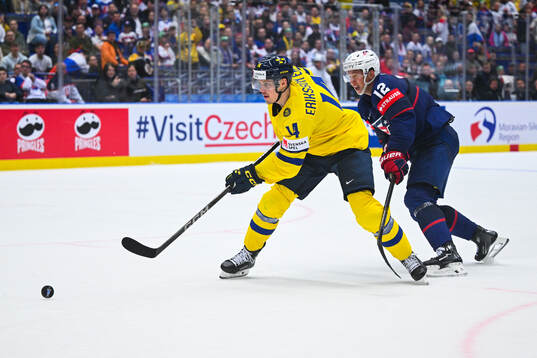 Joel Eriksson Ek of Sweden scores the 5-2 goal